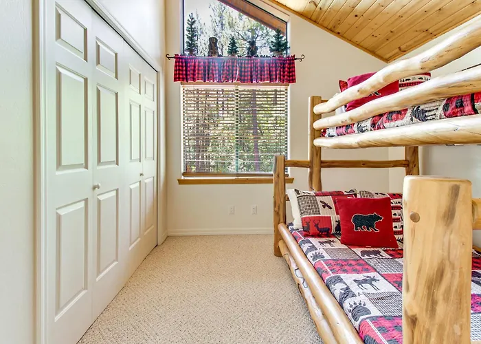 Deck, Fire Pit, Hot Tub! Pinetop Family Holiday home